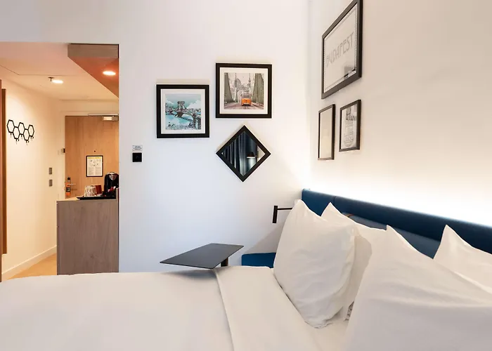 Отель Hampton By Hilton Centre 3*