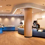 Отель Hampton By Hilton Centre 3*